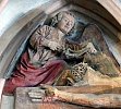 Naumburger Dom: Lettner ( 1250 ) des Westchors, Portal mit Kreuzigungsgruppe, Engel mit Weihrauchfass, (Foto: Wolfgang Sauber, 2019, CC BY-SA 4.0 Wikicoomons) 